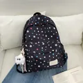 Schwarzer Rucksack mit buntem Sternenmuster und weißem Plüschschaf-Anhänger. - Mit Anhänger / Schwarz
