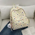 Modischer cremefarbener Rucksack mit bunten Sternen und süßem Schaf-Anhänger-Detail - Mit Anhänger / Gelb