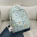 Mintgrüner Schulrucksack mit buntem Sternenmuster und weißem flauschigem Anhänger - Mit Anhänger / Grün
