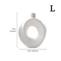 Große weiße minimalistische Keramik-Donut-Vase, 25cm Höhe für moderne Deko - Weißer Buchstabe L