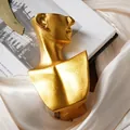 Primo piano di un busto umano astratto dorato in resina testurizzata per decorazioni. - Ornamento Figura Dorata / Oro