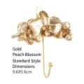 Elegante gancio da parete a forma di fiore di pesco dorato, misura 9,6x9,6 cm. - Fiore di Pesco Oro