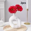 Set de 2 margaritas rojas artificiales en jarrón de mármol para decoración hogar - 2 Piezas Con Jarrón / Rojo