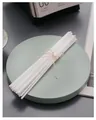Primer plano de varillas difusoras de fibra blanca atadas con un cordel minimalista. - 30cm / Blanco