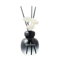Elegante difusor de varillas en vidrio degradado negro con flores de sola blancas - Vacaciones de Sal Marina / Negro Degradado