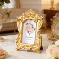 Nahaufnahme eines goldenen Fotorahmens im Barockstil mit kunstvollen Schnitzereien für den Tisch - Bogen Geschnitzter Stil / Klein / Gold