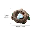 Miniatur Harz Vogelnest Detailaufnahme, realistische gesprenkelte Eier und blaetter, Nahansicht. - Mini-Vogelnest