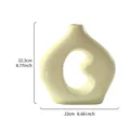 Minimalistische cremeweiße Keramikvase in Bohnenform mit künstlerischem Ausschnitt, 22 cm - M (22.3x22cm) / Beige