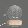 Individuelles 3D-Acryl-Nachtlicht mit romantischer Paar-Gravur und Holzsockel. - Hochzeit Kurzes Kleid