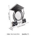 Cornice per foto a cappello di laurea in legno Classe del 2026 con corpo bianco e ghirlanda - Stile Tocco Alloro Classe 2026 (L26010) / 15x13.7x0.5cm