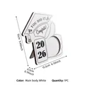 Cornice per foto creativa in legno bianco a forma di tocco di laurea con anno 2026 - Stile Police in Su Congratulazioni 2026 (L26011) / 15x15.5x0.5cm