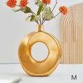 Moderner goldener runder Harzvase in Größe M mit dekorativen orangefarbenen Blumen - M / Gold