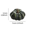 Mini zucca artificiale decorativa verde scuro con macchie gialle, dimensioni 7,4 cm x 5,3 cm - Zucca in Schiuma Verde Grande