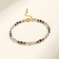 Detalle macro de una delicada pulsera de cuentas multicolor con labradorita, malaquita y rubí - Piedra de Luna Gris Malaquita