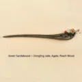 Handgefertigter Haarstab aus grünem Sandelholz mit Natursteinen und Blumen - Grünes Sandelholz Achat Pfirsichblüte Haarstab