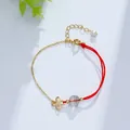 Elegantes Armband aus roter Schnur und Goldkette mit Kristallperle und Blumenanhänger - Chinesisches Knoten-Design / Grüner Phantomquarz
