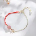 Minimalistisches Armband aus roter Schnur und Goldkette mit Erdbeerquarz und Perle. - Chinesisches Knoten-Design / Erdbeerquarz