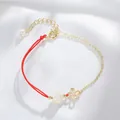 Minimalistisches Armband aus roter Kordel und Goldkette mit Kristallperle und Blume - Chinesisches Knoten-Design / Weißer Mondstein
