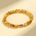 Elegantes Armband aus goldenen Tigerauge-Perlen mit einem filigranen kleinen Goldfisch-Anhänger - Goldenes Tigerauge | Goldfisch