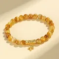 Elegantes goldenes Tigerauge-Perlenarmband mit goldenem Bambusrohr-Anhänger-Detail. - Goldenes Tigerauge | Aufsteigender Bambus