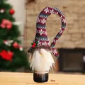 Cubierta festiva para botella de vino de gnomo navideño con gorro de punto a rayas - Rojo