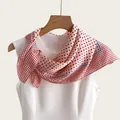 Dettaglio di un foulard in seta a pois rossi in stile francese annodato su un abito - Fazzoletto / Rosa Albicocca con Pois Rossi (bo-1#)
