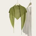 Detailansicht eines leichten grasgrünen gestrickten Dreieckstuchs am Kleiderbügel - 145cm / Limonengrün
