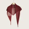 Detaillierte Ansicht eines leichten weinroten Strick-Dreieckstuchs mit transparenter Textur - 145cm / Atmosphärisches Rot