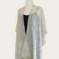 Elegante scialle bohémien trasparente con motivo a catena per la protezione solare estiva. - Top / 160x100cm / Catena Champagne