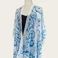 Sciarpa kimono bohémien con stampa floreale blu e bianca per outfit estivi da viaggio - Top / 160x100cm / Paisley Blu