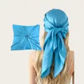 Elegante Rückansicht eines blauen Satin-Kopftuchs, das am Kopf eines Modells gebunden ist - 90cm Packung / Himmelblau (SD90cm-8#)