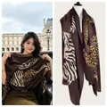 Elegante chal vintage para mujer con estampados de leopardo y cebra en color marrón. - Marrón