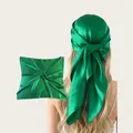 Detailansicht eines glänzenden grünen Satin-Kopftuchs an einem Modell mit Flachbildanzeige - 90cm Packung / Smaragdgrün (SD90cm-9#)