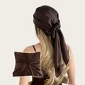 Rückansicht eines Models mit dunkelbraunem Seidenschal aus Satin und Textureinsatz im Detail - 90cm Packung / Dunkelbraun (SD90cm-10#)