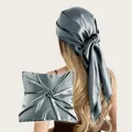 Detailansicht der glänzenden grauen Satin-Seiden-Kopfbedeckung auf dem Modellrücken - 90cm Packung / Grau (SD90cm-12#)