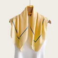 Elegante foulard in seta gialla a pois drappeggiato su un abito bianco per un look chic. - Fazzoletto / Giallo Zenzero con Pois Bianchi (bo-4#)