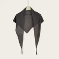 Detailansicht eines leichten, minimalistischen, dunkelgrauen gestrickten Dreieckstuchs. - 145cm / Premium Grau