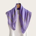 Vista dettagliata di un foulard di seta viola a pois drappeggiato su un manichino. - Fazzoletto / Viola con Pois Bianchi (bo-3#)
