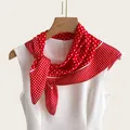 Dettaglio di un foulard in seta a pois rossi in stile francese annodato su un abito bianco - Fazzoletto / Rosso con Pois Bianchi (bo-6#)