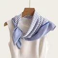 Primo piano di una sciarpa bianca stile francese a pois blu su un indumento - Fazzoletto / Bianco con Pois Blu (bo-5#)