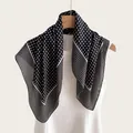 Elegante sciarpa di seta a pois bianchi e neri con un classico stile resort francese - Fazzoletto / Nero con Pois Bianchi (bo-2#)