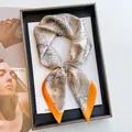 Dettaglio dell'elegante foulard di seta con motivo floreale e bordo arancione vivace - Schizzo Floreale (Cornice Arancione) / 70x70cm