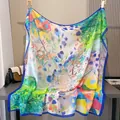 Vista detallada de un gran pañuelo de seda cuadrado con un vibrante estampado floral artístico - Estampado de Color al Óleo Artístico (Tipo de flor-2#)