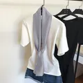 Elegante sciarpa in seta grigia stretta e lunga drappeggiata su una t-shirt bianca su gruccia - 145cm / Grigio