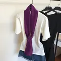 Élégant foulard en soie violet uni étroit porté sur un t-shirt blanc - 145cm / Violet