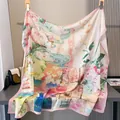 Vista detallada del pañuelo cuadrado grande de satén ligero con estampado de acuarela - Estampado Floral de Estilo Libre Rosa Claro (Tipo de flor-1#)