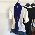 Écharpe étroite bleu foncé portée sur un T-shirt blanc et un short en jean. - 145cm / Bleu Marine
