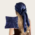 Detailansicht eines dunkelblauen Satin-Quadratschals als Kopftuch und gefaltet - 90cm Packung / Dunkelblau (SD90cm-15#)