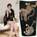 Elegante chal de seda negra con gran diseño de estampado de leopardo y tigre para mujer - Negro