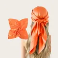 Rückansicht einer Frau mit einem leuchtend orangen Satin-Kopftuch mit seidiger Textur - 90cm Packung / Hellorange (SD90cm-16#)